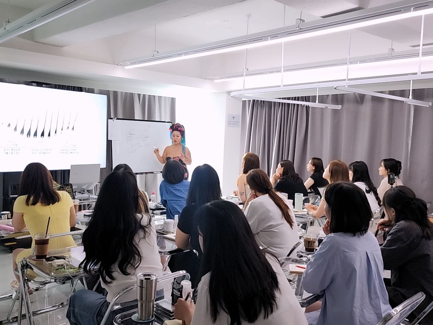 샤리수 강사가 수강생들에게 이론을 설명하는 모습